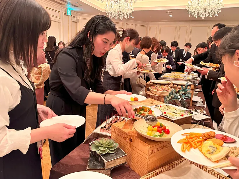 きずなグループの児童事業所の懇親会　立食・ビュッフェスタイル