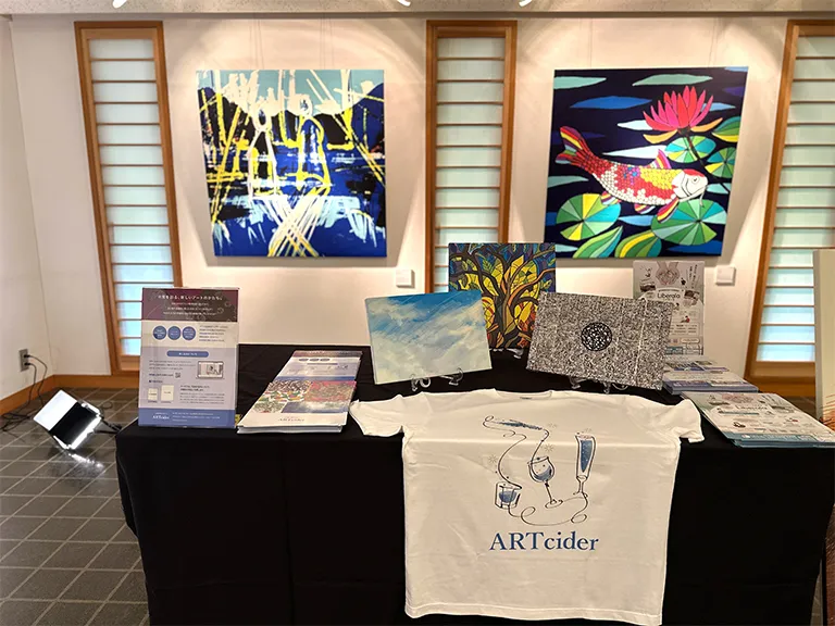 「あしや芸術祭2025」で展示中のファブリックボード作品