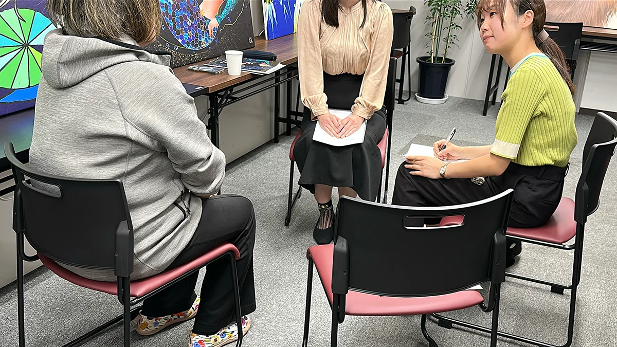 朝日新聞社による取材風景